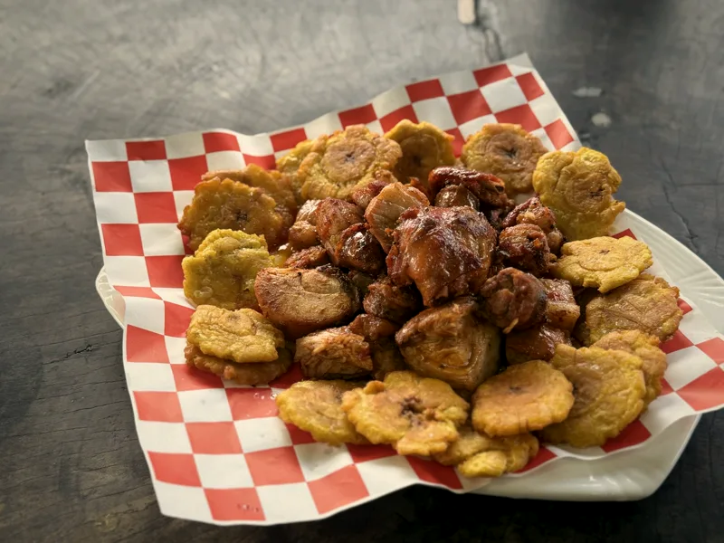 Picada de ahumados con BBQ y patacones, de cerca