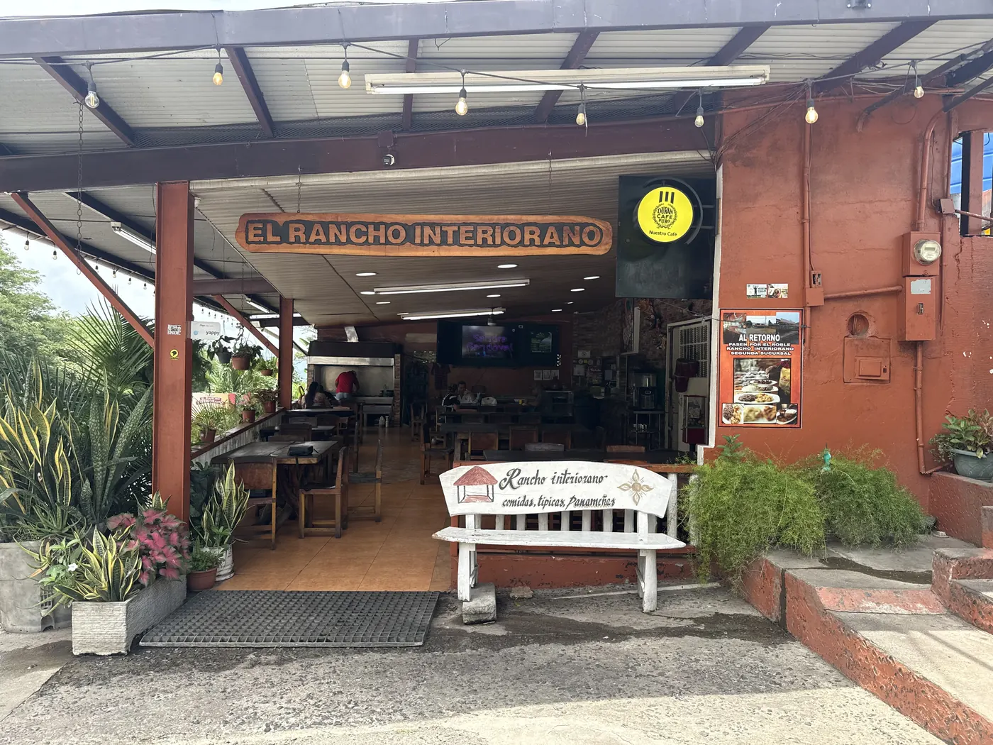 Entrada de El Rancho Interiorano vista desde la Interamericana, con el rótulo sobre el comedor abierto
